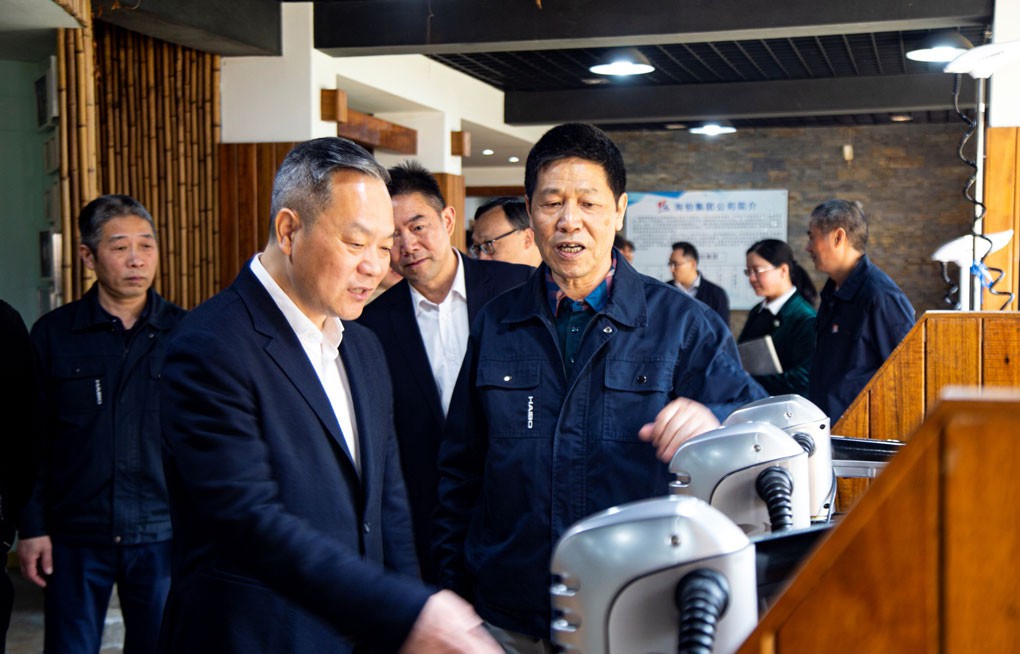宁波经济技术开发区管委会主任奚明调研海伯集团.jpg