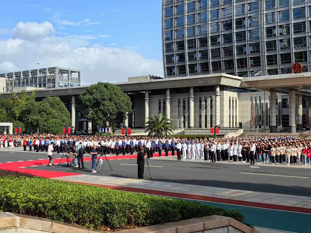 北仑举行升国旗仪式-庆祝新中国成立74周年-潘虹.jpg